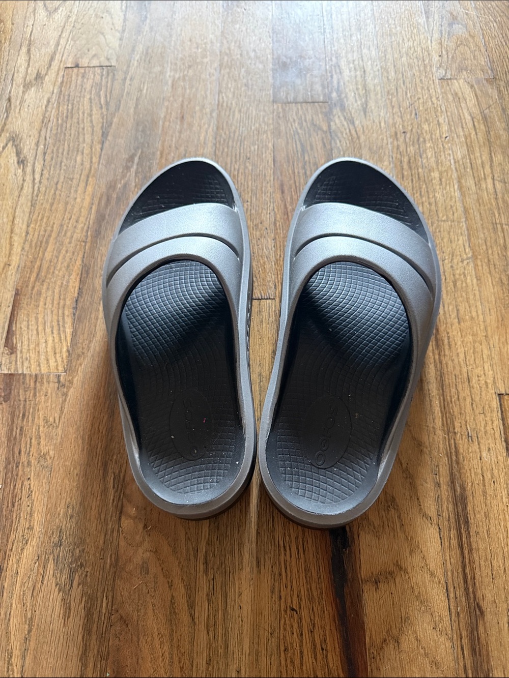 OOFOS Ooah Luxe Silver Recovery Slides
